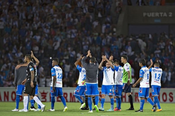 El equipo de La Franja festejó con su afición el triunfo.
