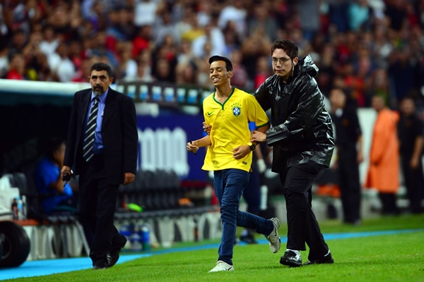 El espontáneo se fue entre la seguridad y su autógrafo.