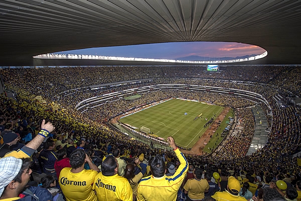 El Estadio Azteca lució pletórico.