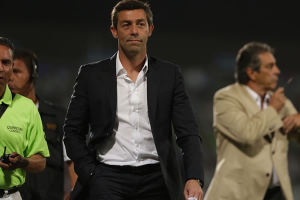 El estratega albiverde salió inconforme tras la derrota.