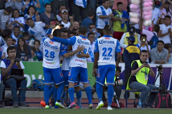 El gol fue celebrado por sus compañeros y con la tribuna de la franja.