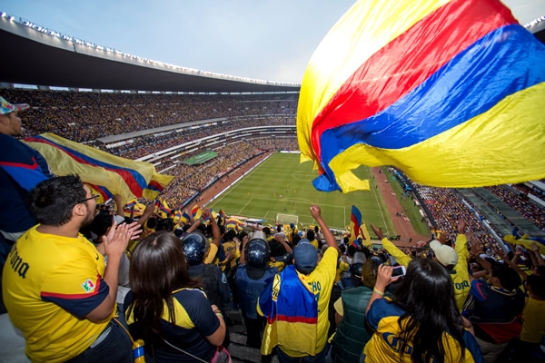 El grito uniforme de Campeón hace eco en el Azteca.