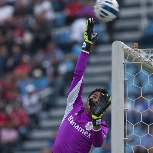 El guardameta escarlata se mostró al máximo.