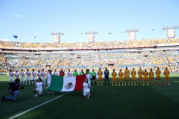 El himno sonó en el Univesitario.