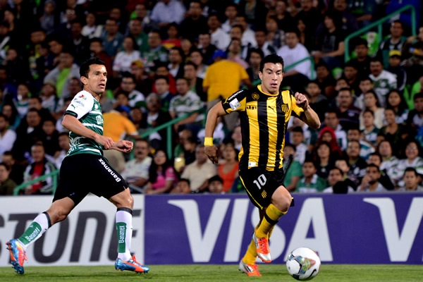 El juego baja de intensidad y se pelea en medio campo.