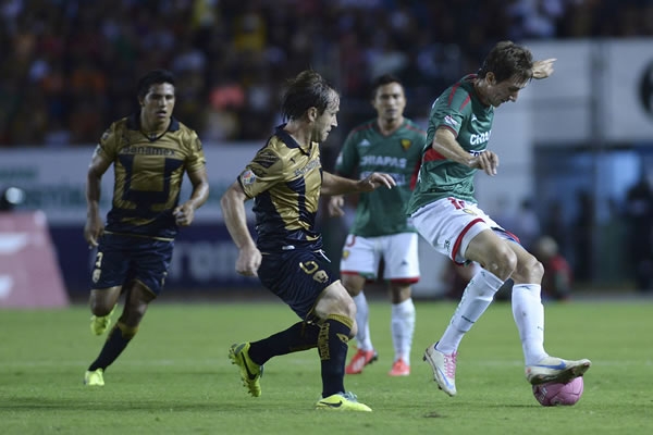 El juego sigue trabado en medio campo.