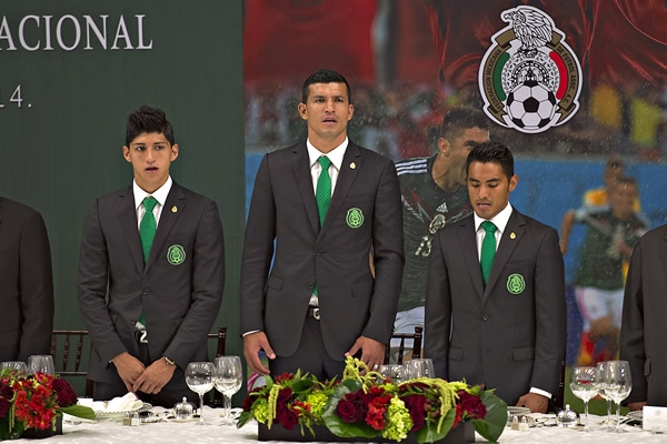 El Maza se mostró elegante en Los Pinos.