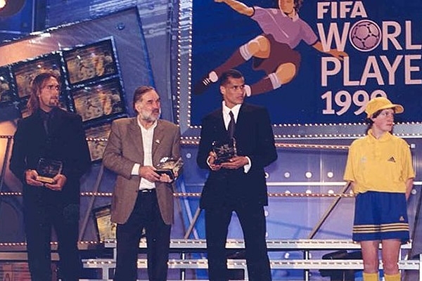 El mediocampista brasileño Rivaldo se hizo del galardón en 1999.