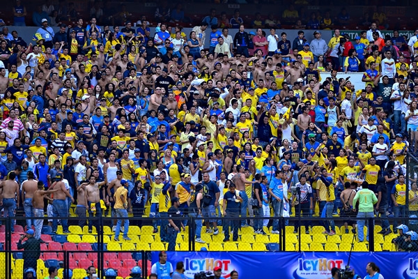 El Olé se escucha en las tirbunas, pero en contra.