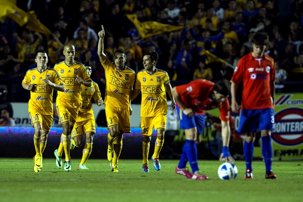 El partido arrancó calientito.