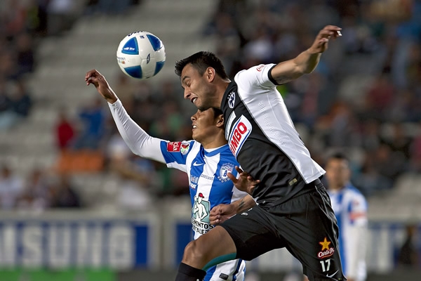 El partido arrancó con gran intensidad.