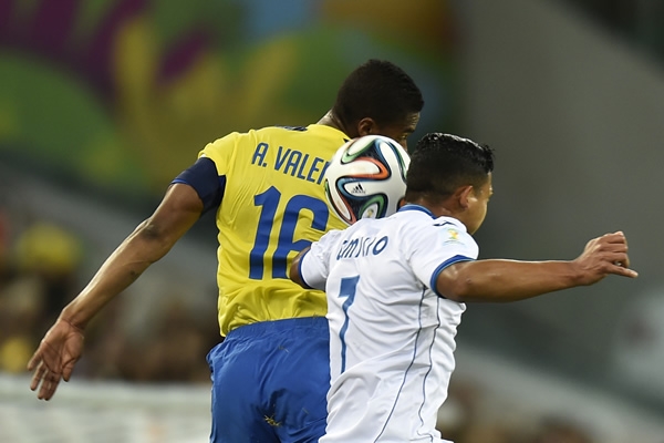 El partido continuó muy peleado.