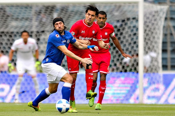 El partido es intenso desde los primeros minutos.