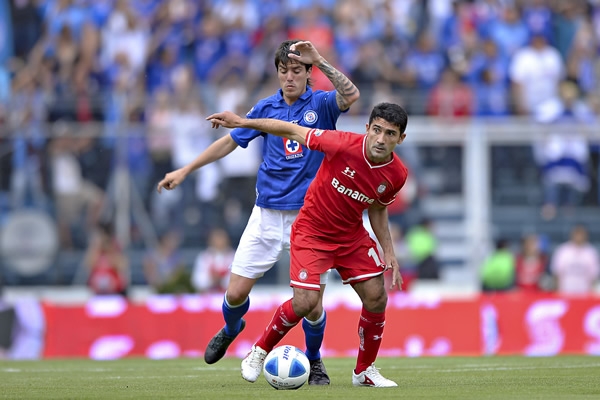 El partido está muy trabado en el medio campo.