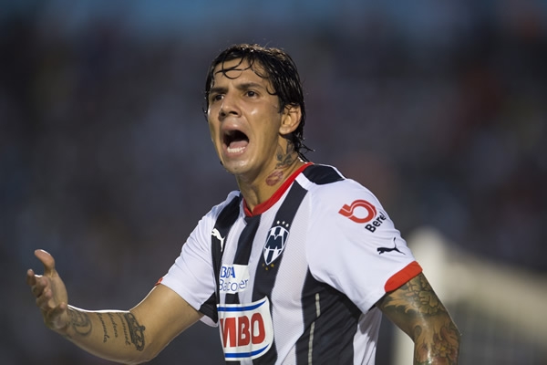 El partido fue muy peleado en la primera mitad.
