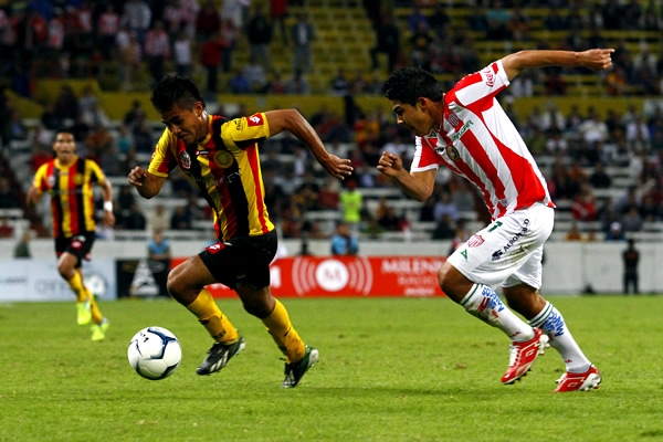 El partido se pelea en el medio campo y es lento.