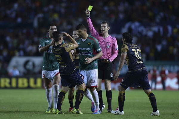 El partido terminó muy encendido.
