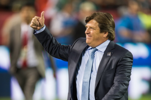 El Piojo atento a sus jugadores.