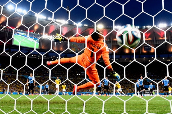 El portero del Galatasaray volvió a quedarse con las ganas de atajar ese disparo.