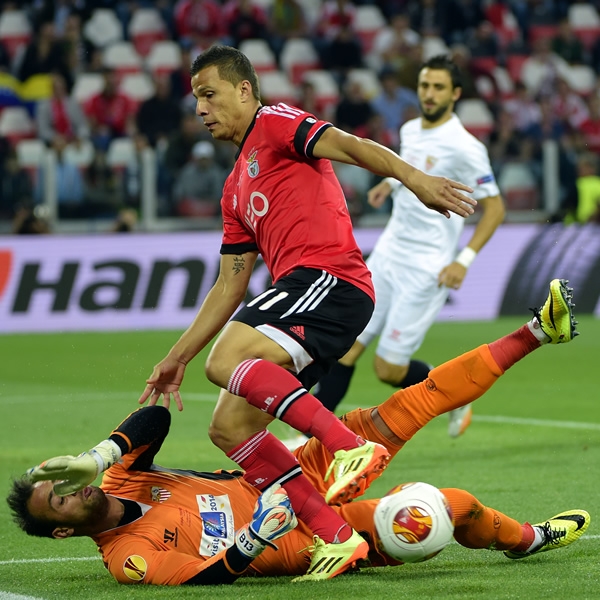 El portero del Sevilla logró una uena atajada y salvó a su equipo.