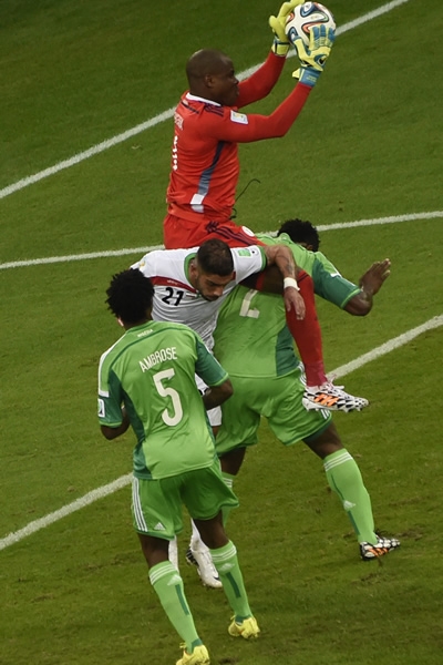 El portero nigeriano fue exigido en este partido.