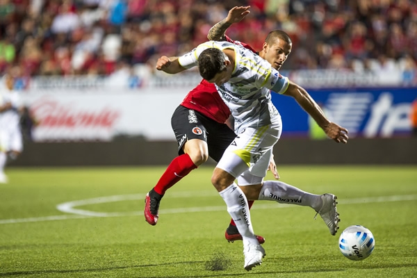 El primer tiempo el cuadro chiapaneco no pudo pasar de la media cancha.
