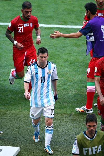 El primer tiempo termina y los jugadores se retiran del campo.