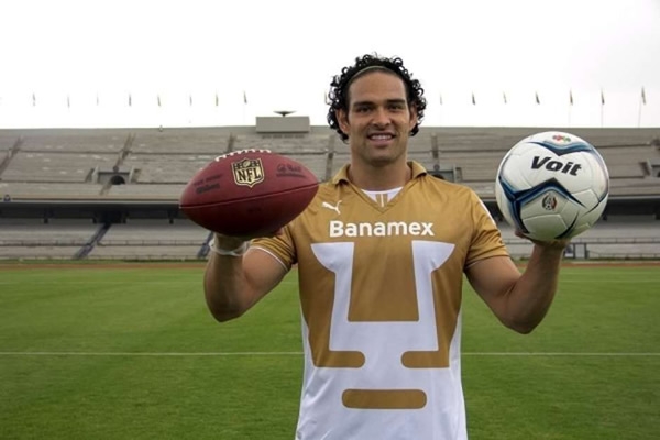 El QB Mark Sánchez se puso la de Pumas.