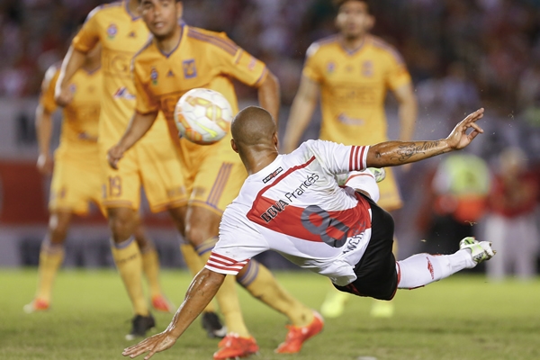 El remate de Carlos Sánchez para emparejar el marcador.