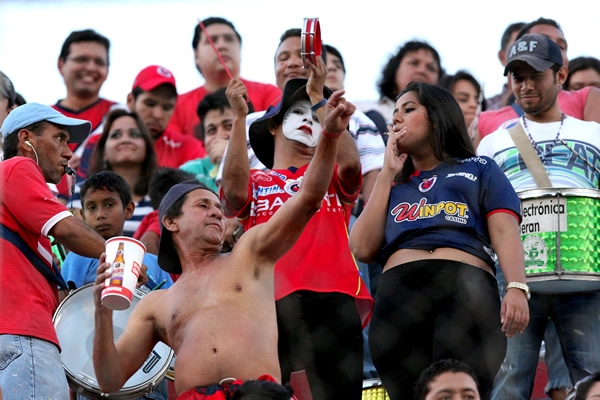El ritual de la permanencia en las gradas Pirata Fuente.