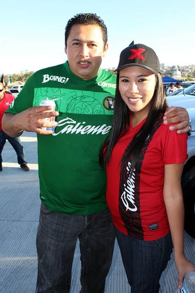 El romance no pudo faltar en el Estadio Caliente.