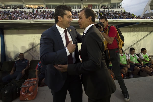 El saludo de los entrenadores.