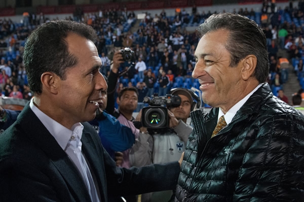 El saludo de los técnicos antes del encuentro.