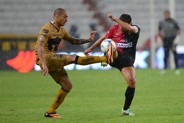 El segundo tiempo se jugó bajo una intensa lluvia.