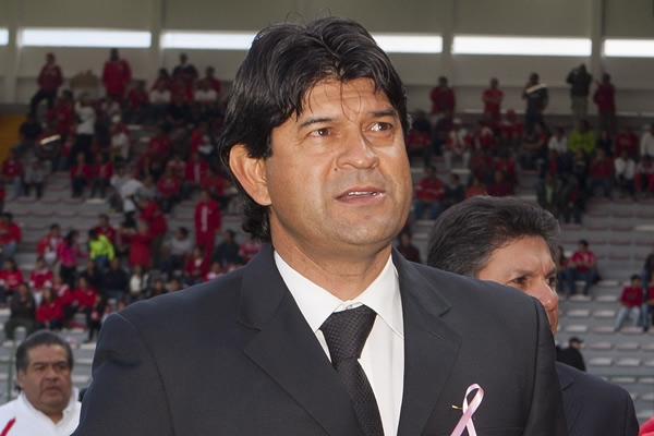 El técnico escarlata sufrió desde el inicio.