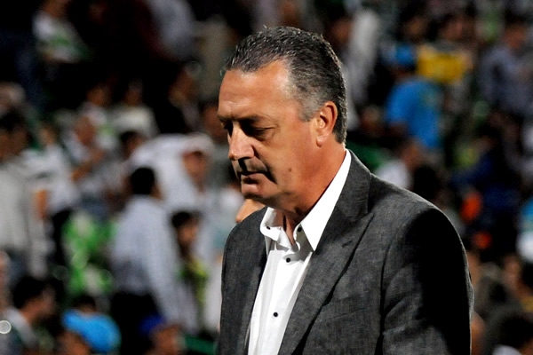 El técnico Gustavo Alfaro se va con impotencia por la derrota.