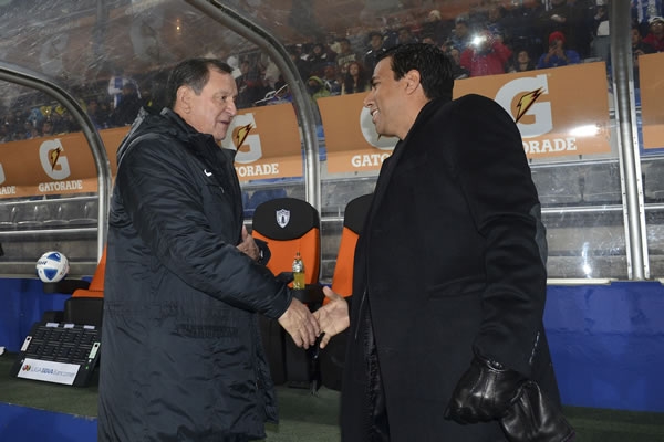 El tradicional saludo de estrategas previo al duelo.