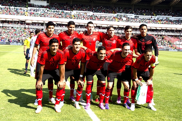El Tri salió ataviado con la playera roja.