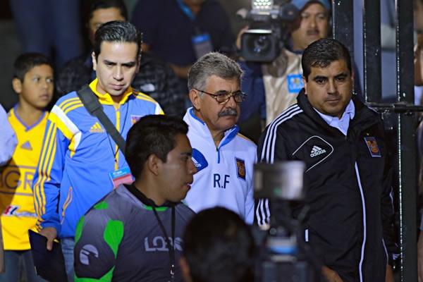 El Tuca antes del encuentro.