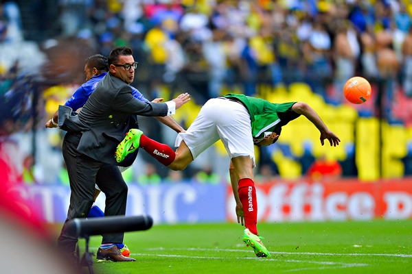 El Turco sabe que su equipo se le cae ante el dominio Azul.