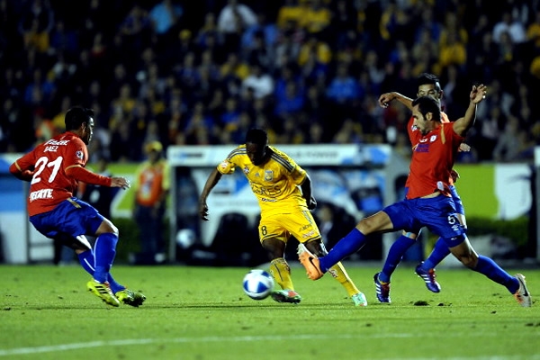 El volante hace sudar a la desorganizada defensa Celeste.