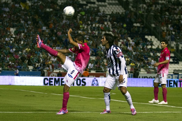 Elías Hernández se sacrificó en labores defensivas.