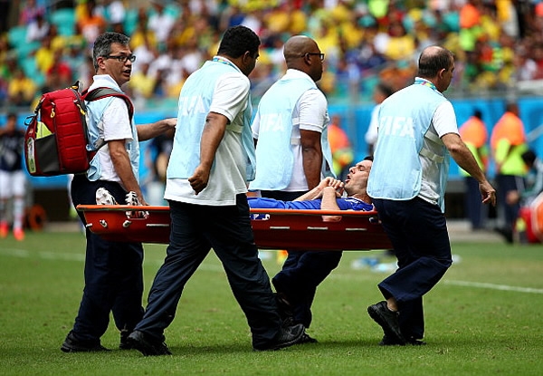 Emir Spahic salió en camilla tras el choque con su compañero.