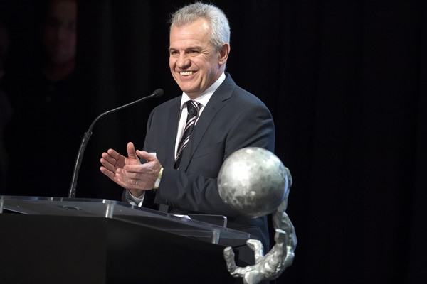 Emotivo discurso dio del Vasco, agradeciendo el apoyo a su esposa.