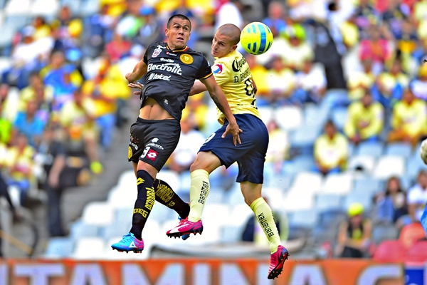 En el aire, Benedetto buscaba el primer gol de la tarde.