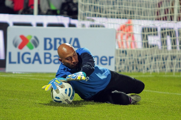 En el calentamiento previo al duelo, Conejo tuvo buenas atajadas.