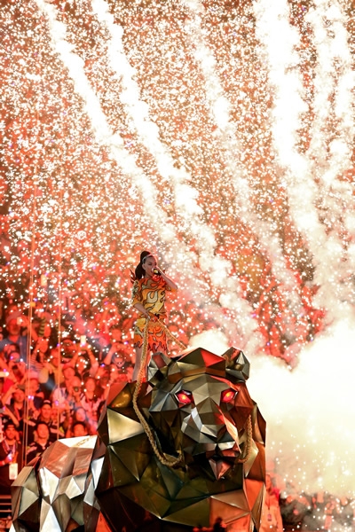 En el medio tiempo del SB, Katy Perry deleitó al respetable.