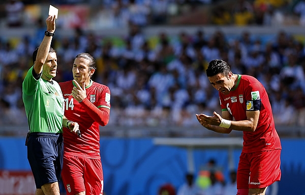 En el segundo tiempo llegaron las amarillas al encuentro.