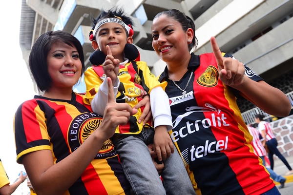 En familia comenzaron a llegar al Jalisco.