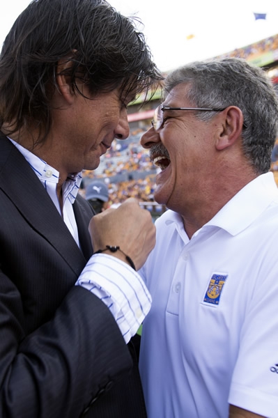 En la antesala del encuentro, Comizzo y el Tuca se saludaron.